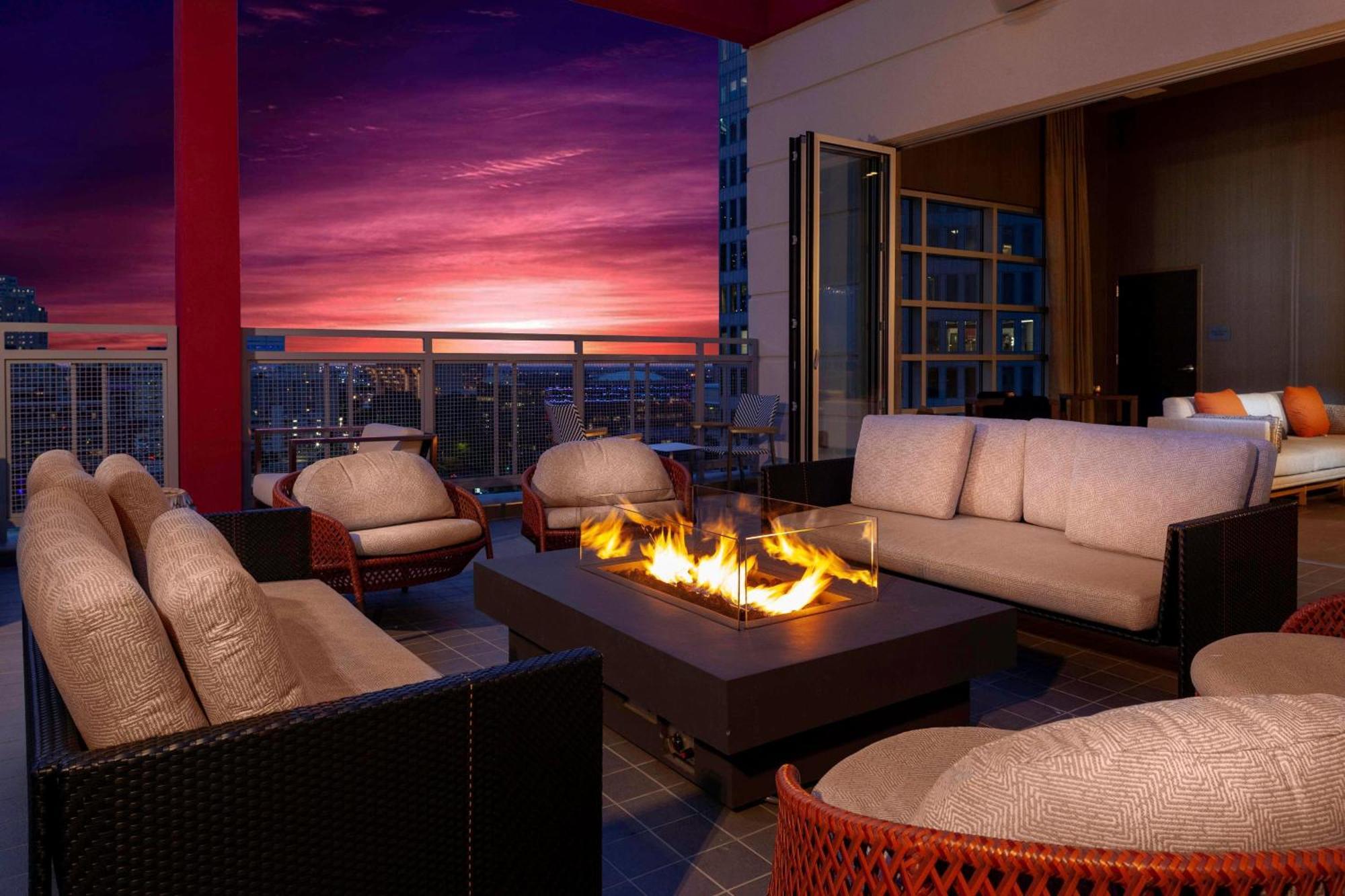 Courtyard By Marriott Dallas Downtown/Reunion District Extérieur photo